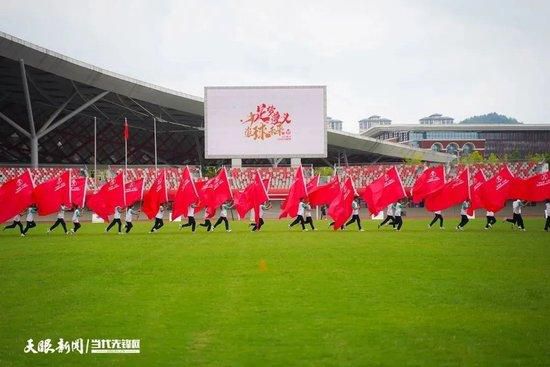 彼此注视透露神秘关系彼得当逃到北方军中，接受检查时，他露出了自己背后被种植园中的监工鞭笞的累累伤痕